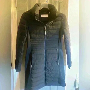 Ladies Calvin Klein puffed coat with hood in black.